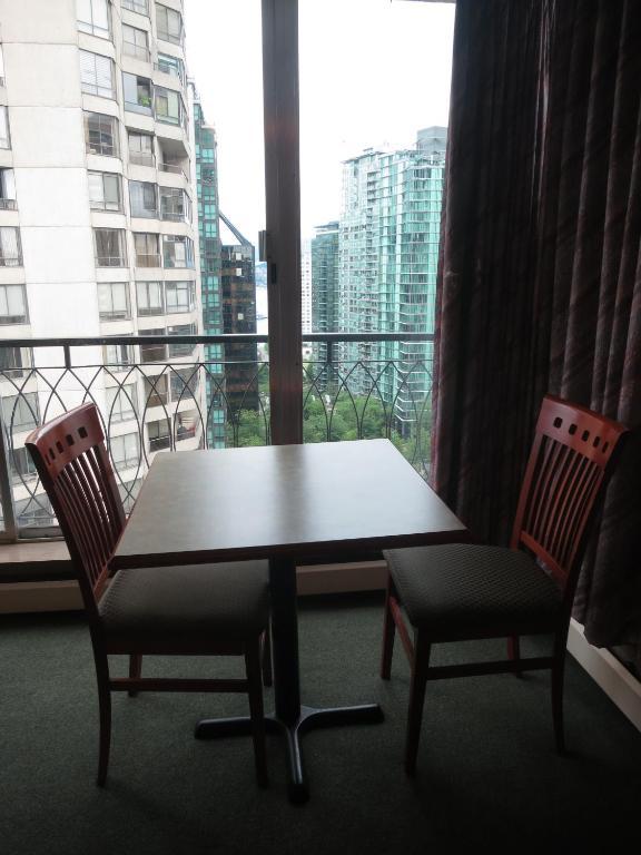 Tropicana Suite Hotel Vancouver Room photo